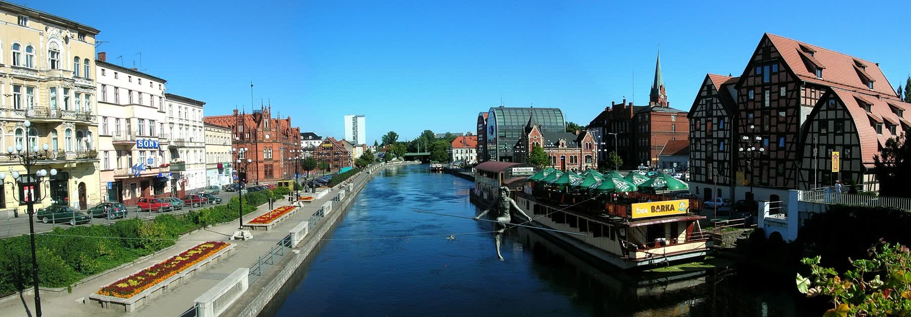 Panorama Bydgoszczy z mostu Staromiejskiego: spichrze nad Brdą i wieża katedry.